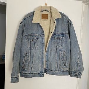 Levi’s Faux Shearling Trim Oversize Denim Trucker Jacket Size M